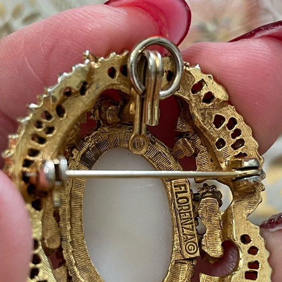 Vintage Florenza Carved Cameo with Pearls - Picture 5 of 9